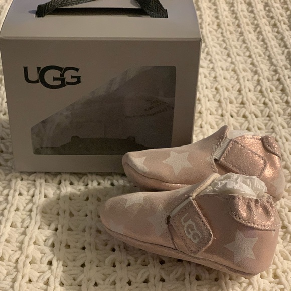 UGG Other - UGG Girls' Roos Metallic Star Print Shoes